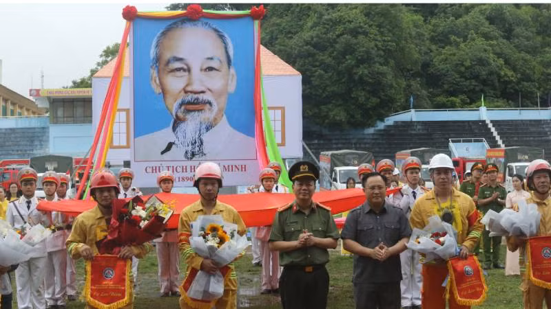 Đại diện lãnh đạo Ủy ban nhân dân tỉnh tặng cờ và hoa cho các đội tham dự Hội thi.