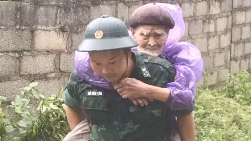 Cán bộ, chiến sĩ biên phòng tỉnh Lạng Sơn, đưa người dân ra khỏi vùng lũ.