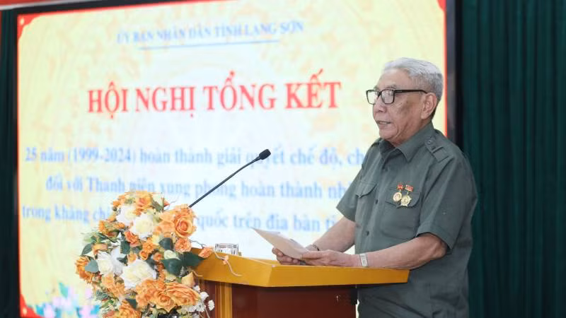 Ông Nguyễn Anh Nhưỡng Chủ tịch Hội cựu thanh niên xung phong tỉnh Lạng Sơn phát biểu tham luận tại buổi tổng kết.