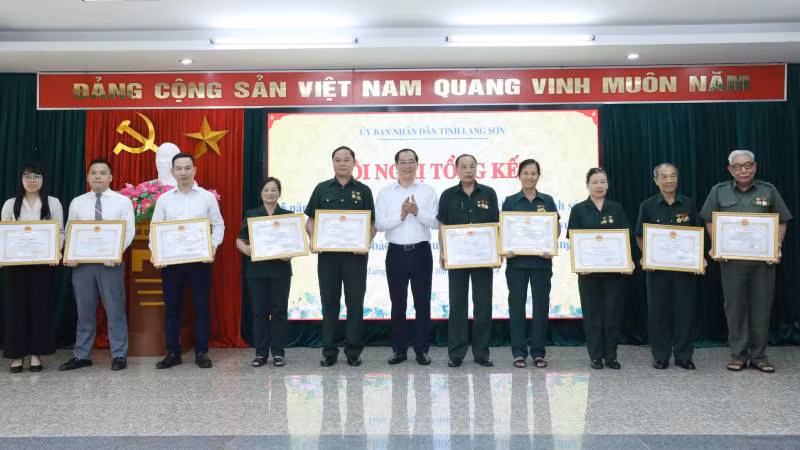 Các tập thể và cá nhân có thành tích xuất sắc trong giải quyết chế độ chính sách được Chủ tịch Ủy ban nhân dân tỉnh tặng bằng khen.