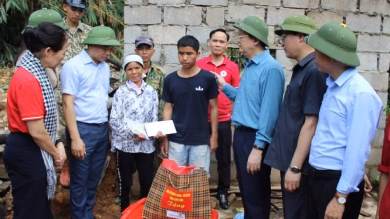 Đồng chí Mai Văn Chính, Trưởng Ban Dân vận Trung ương cùng lãnh đạo tỉnh Lạng Sơn trao quà hỗ trợ cho gia đình có người tử vong do sập nhà tại thôn Làng Bu 1, xã Lâm Sơn, huyện Chi Lăng (Lạng Sơn).