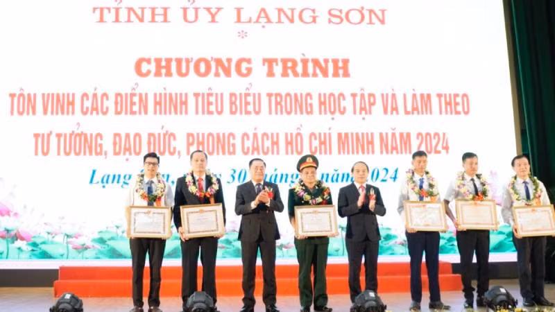 Các tập thể và cá nhân điển hình tiêu biểu được lãnh đạo tỉnh Lạng Sơn tặng bằng khen của các cấp.