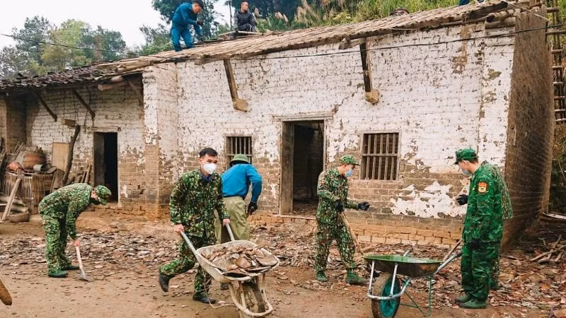 Cán bộ, chiến sĩ Đồn Biên phòng Chi Ma, Lộc Bình (Lạng Sơn), tổ chức hỗ trợ sửa chữa nhà cho người dân ở xã Yên Khoái, Lộc Bình. Cán bộ, chiến sĩ Đồn Biên phòng Chi Ma, Lộc Bình (Lạng Sơn), tổ chức hỗ trợ sửa chữa nhà cho người dân ở xã Yên Khoái, Lộc Bình.
