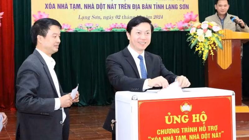 Lãnh đạo Ủy ban Mặt trận Tổ quốc tỉnh Lạng Sơn ủng hộ chương trình xóa nhà tạm, nhà dột nát.