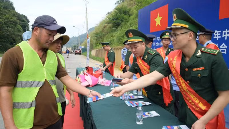 Lực lượng chức năng hai bên tuyên truyền pháp luật cho người dân qua lại cửa khẩu Tân Thanh, Văn Lãng (Lạng Sơn).