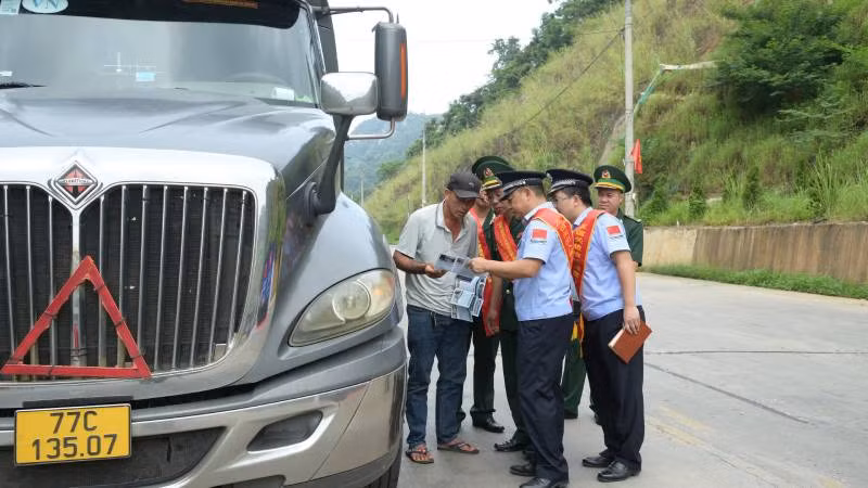 Lực lượng chức năng hai bên tuyên truyền cho lái xe đưa hàng hóa qua biên giới.