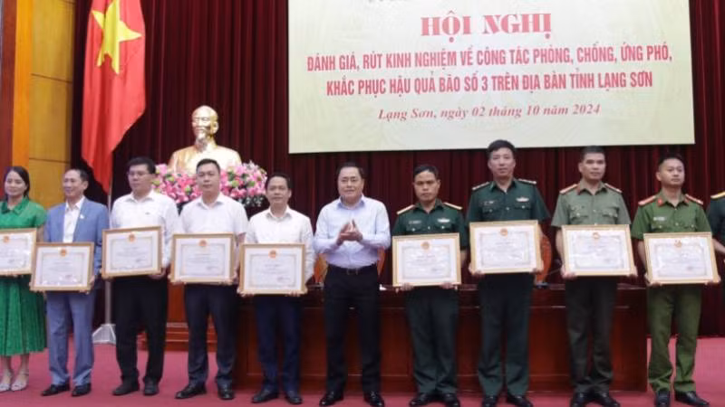 Lãnh đạo Ủy ban nhân dân tỉnh Lạng Sơn tặng bằng khen cho các tập thể, cá nhân có thành tích xuất sắc trong phòng, chống bão số 3.