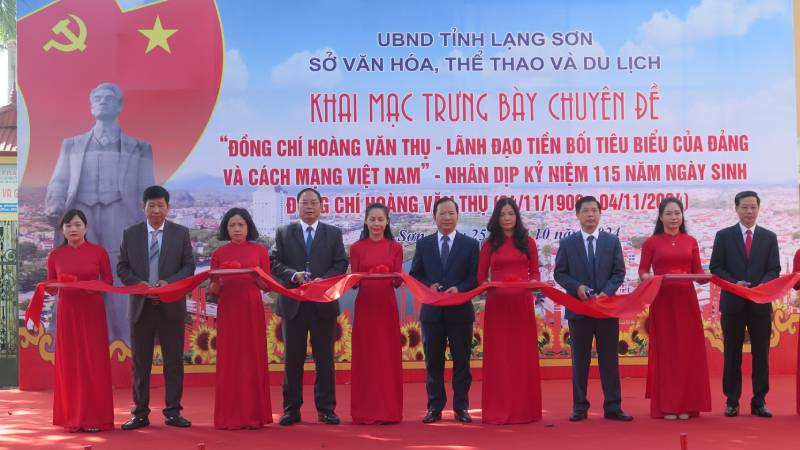 Đại diện lãnh đạo các cơ quan ban ngành của tỉnh Lạng Sơn cắt băng khai mạc Trưng bày chuyên đề:" Đồng chí Hoàng Văn Thụ - lãnh đạo tiền bối của Đảng và cách mạng Việt Nam".