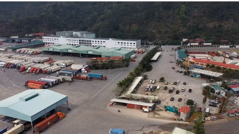 Các phương tiện chở hàng chờ làm thủ tục tại cửa khẩu quốc tế Hữu Nghị, huyện Cao Lộc (Lạng Sơn).