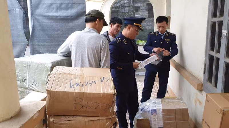 Đội Quản lý thị trường số 6 (Thuộc Cục Quản lý thị trường tỉnh) kiểm tra số hàng nhập lậu.