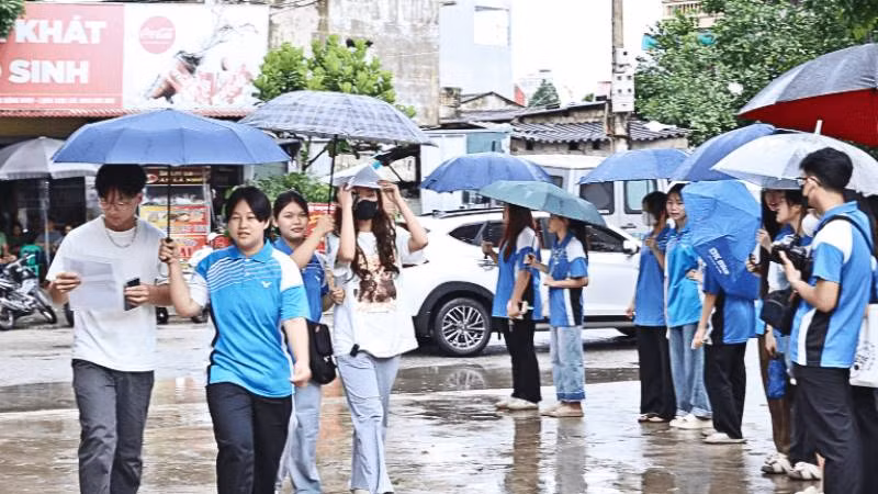 Các thí sinh đến làm thủ tục dự thi tại điểm thi Trường trung học phổ thông Chu Văn An, thành phố Lạng Sơn.