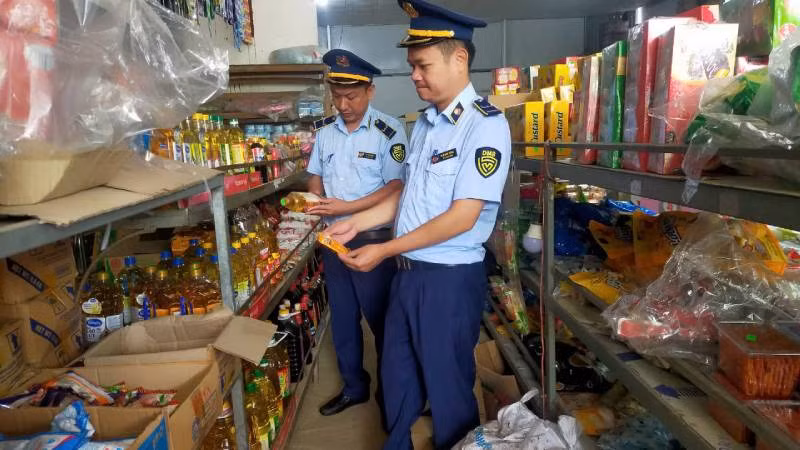 Đội quản lý thị trường số 4, (thuộc Cục quản lý thị trường tỉnh), kiểm tra, giám sát các cơ sở kinh doanh, lợi dụng bão số 3 để găm hàng, trục lợi.