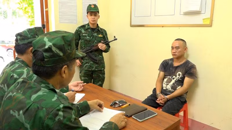 Bộ đội Biên phòng tỉnh lấy lời khai đối tượng Dương Văn Kiên, đưa người nhập cảnh trái phép.