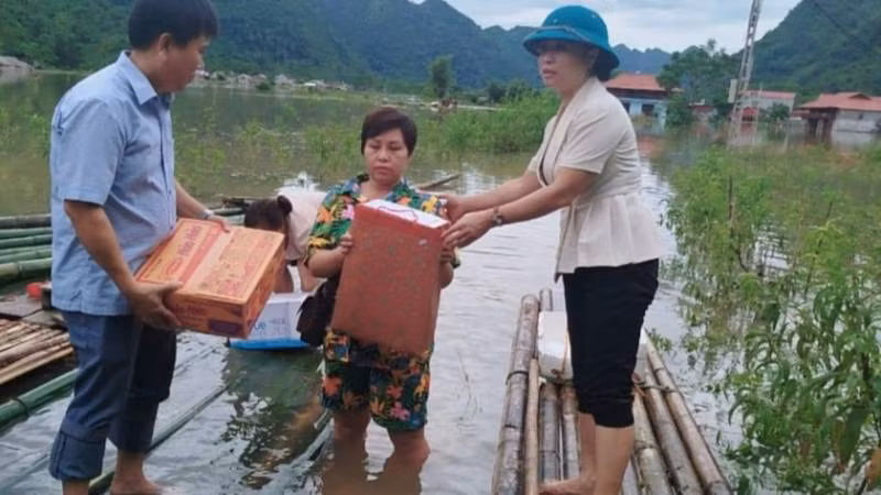 Đại diện lãnh đạo Ủy ban Mặt trận Tổ quốc Việt Nam tỉnh Lạng Sơn, tặng quà, hỗ trợ nhu yếu phẩm cho người dân xã Long Đóng, Bắc Sơn, Lạng Sơn.