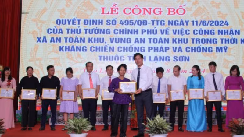 Lãnh đạo Ủy ban nhân dân huyện Cao Lộc trao giấy khen cho các tập thể và cá nhân.