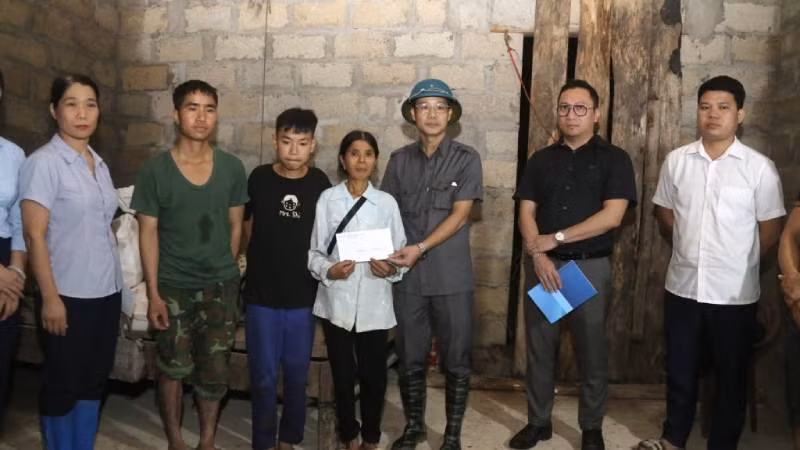 Đoàn công tác của Ủy ban Mặt trận Tổ quốc tỉnh Lạng Sơn, thăm hỏi, hỗ trợ gia đình chị Nông Thị Nết, ở thôn Làng Bù 1, xã Lâm Sơn, huyện Chi Lăng, (Lạng Sơn) có người thân tử vong do sạt lở đất.