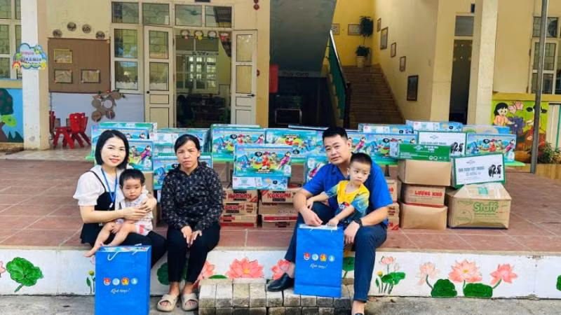 Đại diện lãnh đạo Tỉnh đoàn Lạng Sơn tặng quà, hỗ trợ cho hai thiếu nhi ở xã Gia Lộc, huyện Chi Lăng, có hoàn cảnh đặc biệt khó khăn.