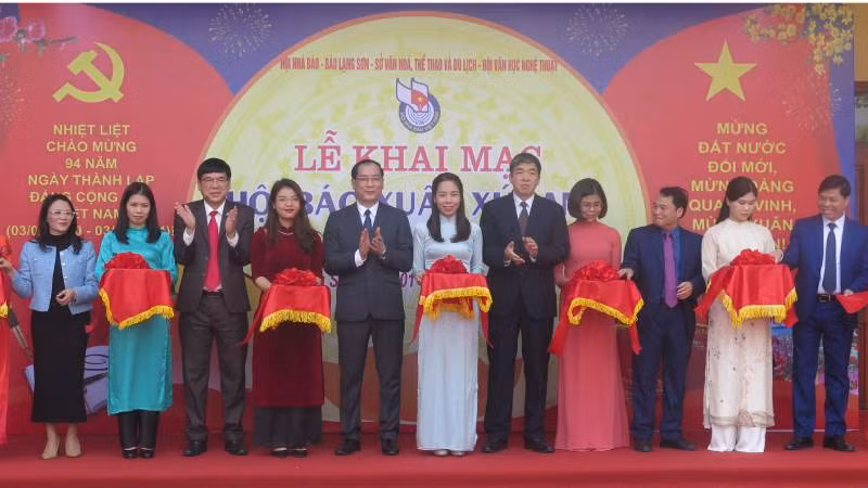 Đại diện lãnh đạo tỉnh Lạng Sơn tham gia cắt băng khai mạc Hội báo Xuân Giáp Thìn năm 2024.