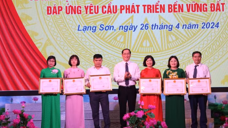 Các tập thể và cá nhân được nhận bằng khen của Chủ tịch Ủy ban nhân dân tỉnh Lạng Sơn vì có thành tích xuất sắc trong thực hiện Nghị quyết số 33-NQ/TW.