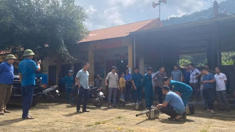 Cán bộ thú y hướng dẫn người dân ở xã Chí Minh, Tràng Định, (Lạng Sơn), phòng, chống dịch tả lợn châu Phi.