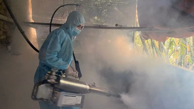 Cán bộ thú y phun thuốc sát trùng chuồng trại phòng, chống dịch tả lợn châu Phi ở huyện Tràng Định, (Lạng Sơn).