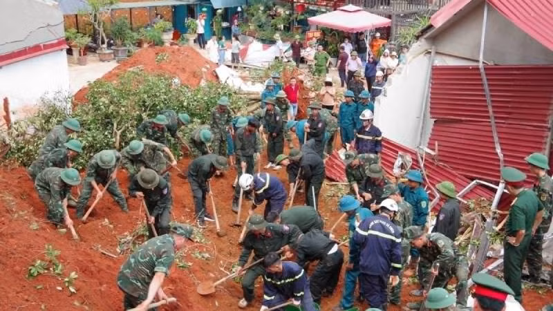 Các lực lượng chức năng nỗ lực tìm kiếm nạn nhân ngay sau khi xảy ra sạt lở đất xuống ngôi nhà.