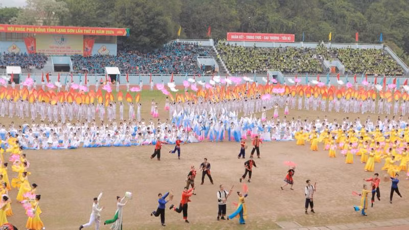 Các đội văn nghệ quần chúng tham gia chương trình văn nghệ chào mừng Hội khỏe Phù Đồng lần thứ XI của tỉnh.