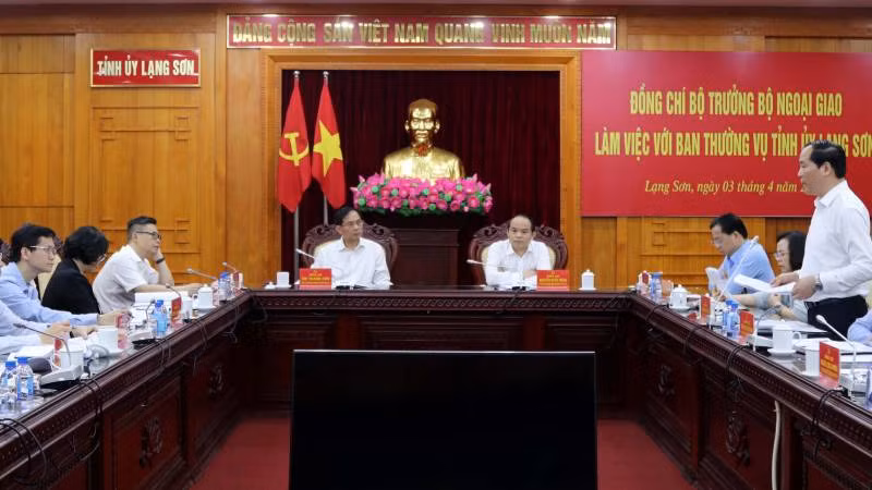 Lãnh đạo Ủy ban nhân dân tỉnh Lạng Sơn báo cáo với đoàn công tác Bộ Ngoại giao.