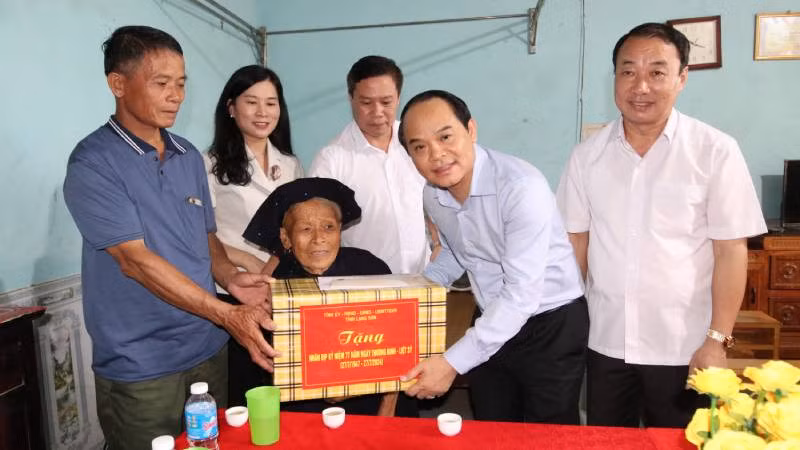 Đồng chí Nguyễn Quốc Đoàn, Bí thư Tỉnh ủy Lạng Sơn thăm tặng quà bà Hoàng Thị Choỏng, là vợ liệt sĩ, trú tại thôn Tồn Cút, xã Bắc Thủy, huyện Chi Lăng.