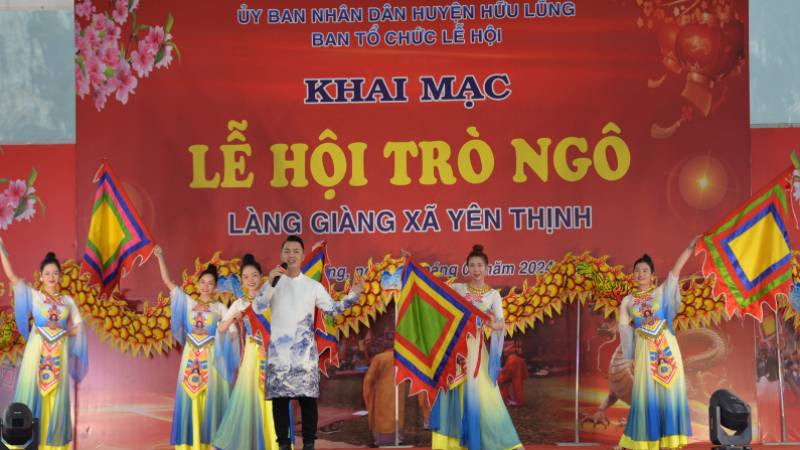 Các đội văn nghệ quần chúng ở huyện Hữu Lũng (Lạng Sơn) tham gia biểu diễn văn nghệ tại Lễ hội Trò Ngô.