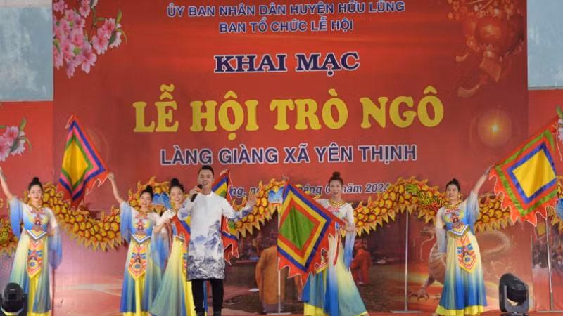 Các đội văn nghệ quần chúng ở huyện Hữu Lũng (Lạng Sơn) tham gia biểu diễn văn nghệ tại Lễ hội Trò Ngô.