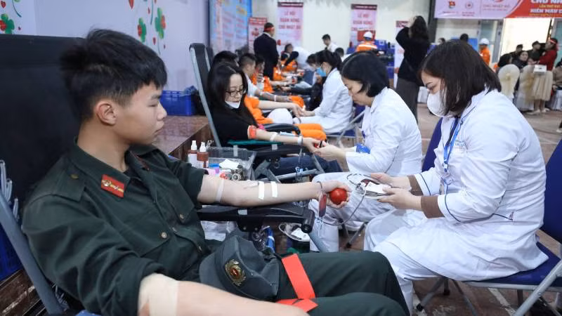Các tình nguyện viên đơn vị lực lượng vũ trang tham gia hiến máu tình nguyện.
