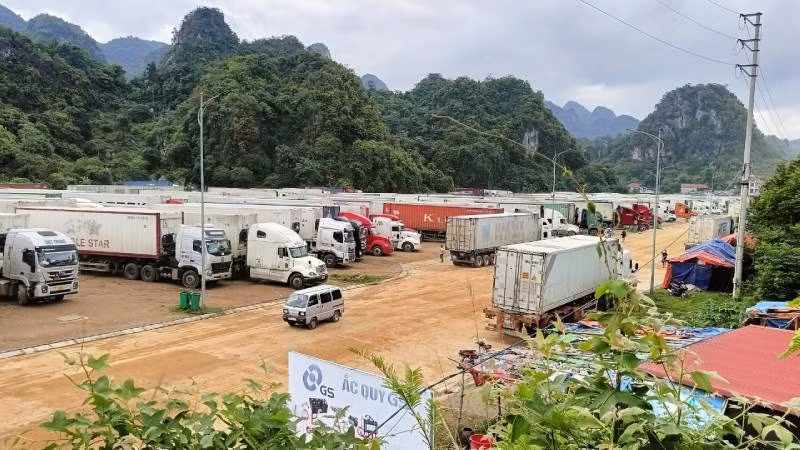 Xe chở hàng hóa xuất khẩu tồn ở Khu phi thuế quan Tân Mỹ, huyện Văn Lãng (Lạng Sơn).