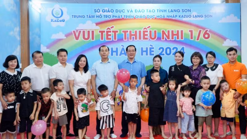 Đại diện lãnh đạo Ủy ban nhân dân tỉnh Lạng Sơn tặng quà trẻ em có hoàn cảnh khó khăn tại Trung tâm hỗ trợ phát triển giáo dục hòa nhập KAZUO Lạng Sơn.