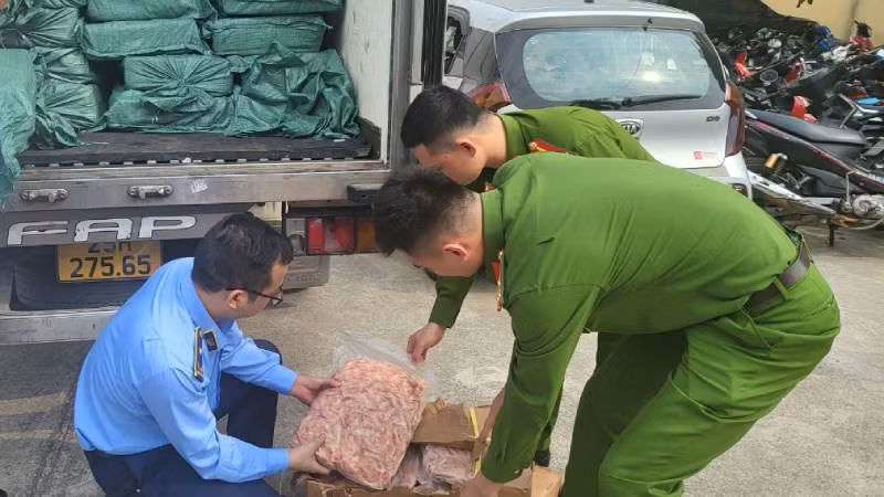 Sản phẩm động vật được các đối tượng vận chuyển, cất giấu trong các xe hàng bị lực lượng công an và quản lý thị trường tỉnh phát hiện, bắt giữ.