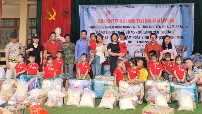 Các nhà hảo tâm cùng các cấp hội đoàn huyện Tràng Định (Lạng Sơn) tặng quà cho các thiếu nhi có hoàn cảnh khó khăn.