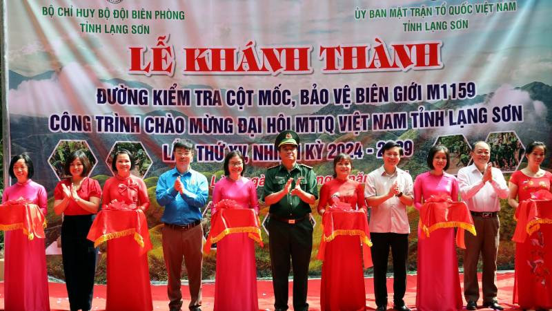 Các đại biểu cắt băng khánh thành công trình đường kiểm tra cột mốc, bảo vệ biên giới M1159, Thanh Lòa, Cao Lộc, Lạng Sơn.