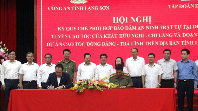 Đại diện lãnh đạo công an tỉnh Lạng Sơn và lãnh đạo Tập đoàn Đèo cả tham gia ký quy chế phối hợp.