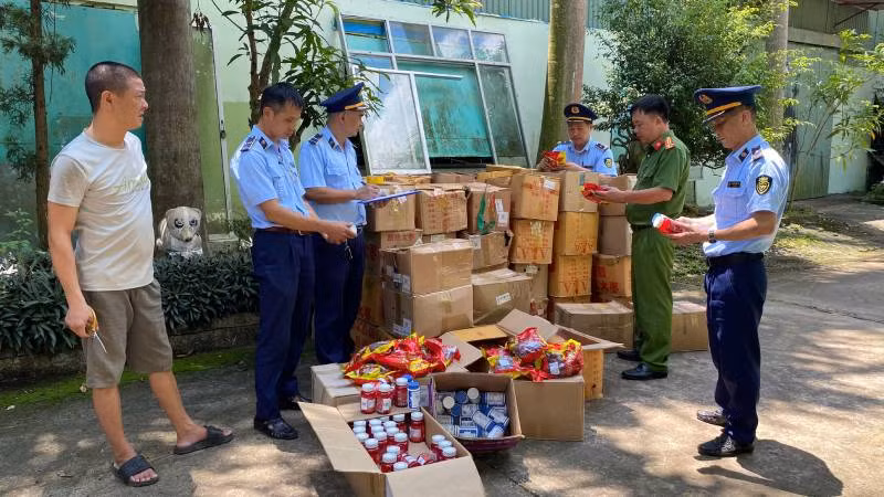 Lực lượng quản lý thị trường tỉnh kiểm tra xử lý vi phạm nhập lậu không rõ nguồn gốc.