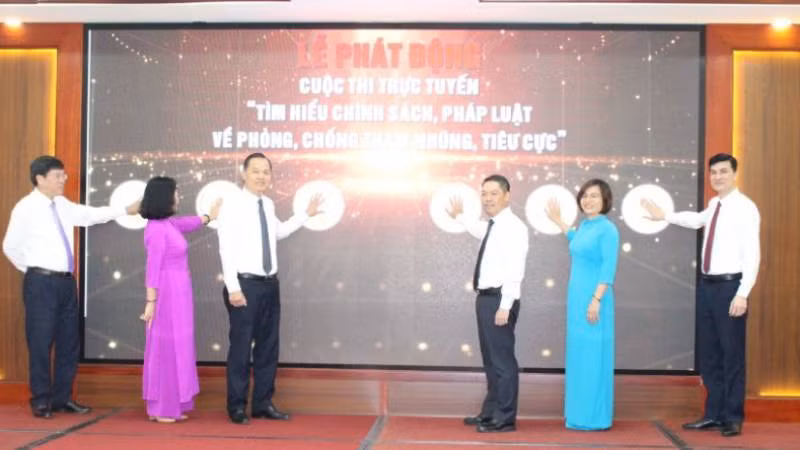 Ban tổ chức thực hiện nghi lễ bấm nút chính thức phát động cuộc thi.