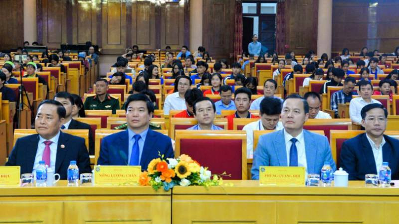 Lãnh đạo Ủy ban nhân dân tỉnh Lạng Sơn cùng các ban, ngành dự lễ bế mạc ngày hội văn hóa, thể thao và du lịch vùng đông bắc.