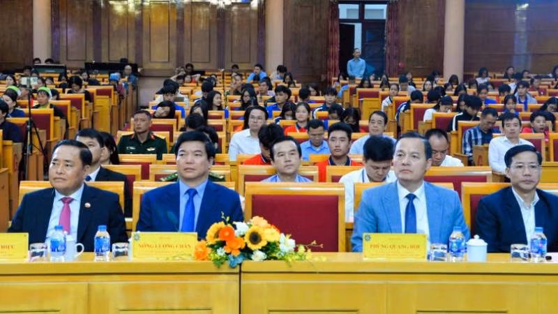 Lãnh đạo Ủy ban nhân dân tỉnh Lạng Sơn cùng các ban, ngành dự lễ bế mạc ngày hội văn hóa, thể thao và du lịch vùng đông bắc.