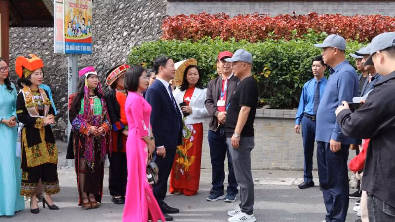 Lãnh đạo Sở Văn hóa, Thể thao và Du lịch tỉnh Lạng Sơn cùng các đại diện các Sở ban ngành tỉnh đón tiếp đoàn khách quốc tế đầu tiên năm 2024, qua cửa khẩu quốc tế Hữu Nghị, Cao Lộc, (Lạng Sơn).
