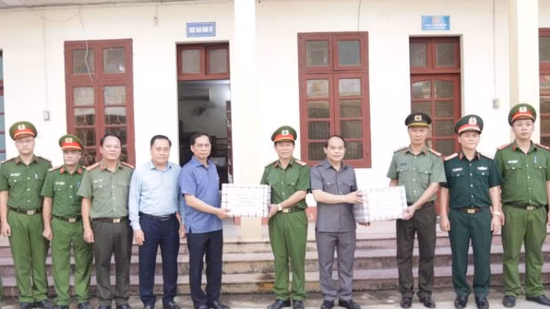 Phó Thủ tướng Chính phủ Bùi Thanh Sơn, thăm hỏi, tặng quà cho các lực lượng tham gia ứng trực ở huyện Văn Lãng, (Lạng Sơn).