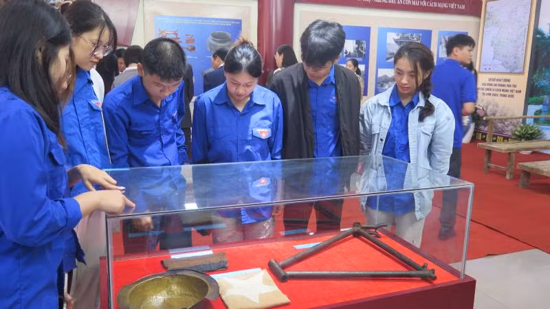 Đoàn viên thanh niên, học sinh trên địa bàn thành phố Lạng Sơn, tham dự trưng bày chuyên đề, tại Bảo tàng tỉnh Lạng Sơn.