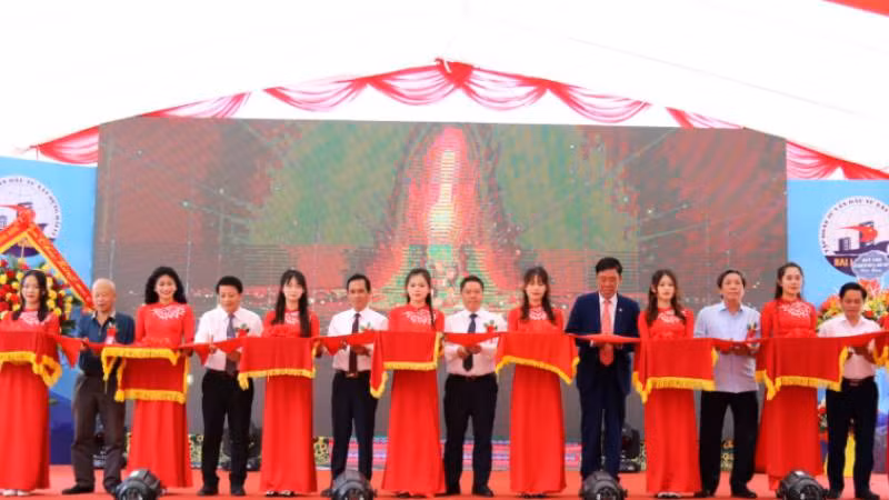 Các đại biểu cắt băng khánh thành Nhà máy Thủy điện Bản Nhùng (Kỳ Cùng 6).