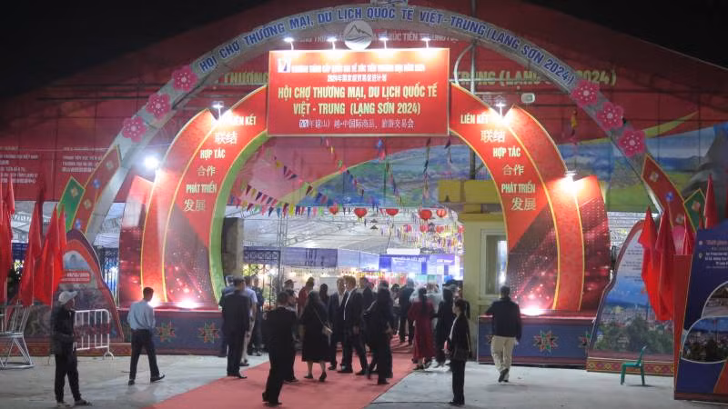 Khách đến tham dự Hội chợ thương mại, du lịch quốc tế Việt-Trung.