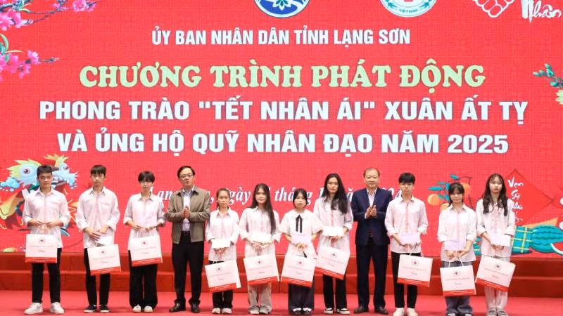 Ban tổ chức tặng quà cho học sinh có hoàn cảnh khó khăn.