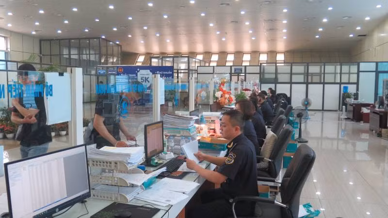 Công chức hải quan cửa khẩu quốc tế Hữu Nghị (huyện Cao Lộc, Lạng Sơn) làm thủ tục thông quan hàng hóa cho các doanh nghiệp.