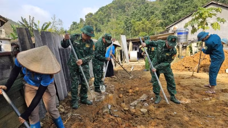 Cán bộ, chiến sĩ Đồn Biên phòng Pò Mã, Tràng Định (Lạng Sơn) và các lực lượng chức năng giúp đỡ gia đình có hoàn cảnh khó khăn tạo mặt bằng xây nhà mới. Cán bộ, chiến sĩ Đồn Biên phòng Pò Mã, Tràng Định (Lạng Sơn) và các lực lượng chức năng giúp đỡ gia đình có hoàn cảnh khó khăn tạo mặt bằng xây nhà mới.